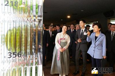 南韓總統朴槿惠11日出席韓食文化館開館活動，在韓劇「太陽的後裔」中扮演特戰兵大尉「劉時鎮」的男星宋仲基陪同參觀，頗有「護駕」的態勢。（取自南韓青瓦台臉書）中央社傳真