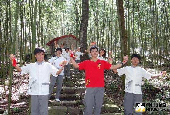 ▲弘明實驗中學說唱社學生在八仙山孟宗竹林中，練發聲、打竹板、唱孟宗哭筍。〈圖／記者黃玿琮攝〉