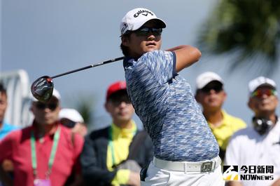 2016富邦LPGA台灣錦標賽6日起在美麗華高爾夫鄉村俱樂部進行4回合共72洞的賽事，台灣選手曾雅妮（前）上午在第一洞揮桿出發。中央社記者張新偉攝  105年10月6日