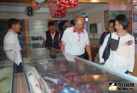 ▲副市長林依瑩（右一）由市府客委會主委劉宏基陪同，參觀石岡土牛客家文化館。〈圖／記者黃玿琮攝〉