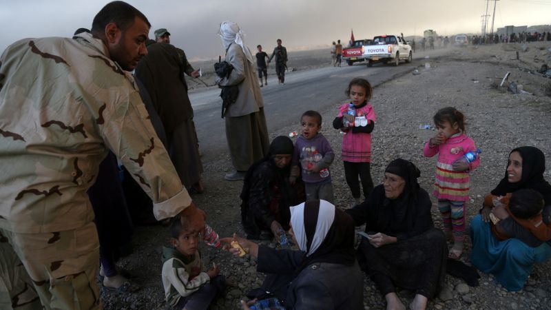 ▲因摩蘇爾戰役撤離的難民，正在接受伊拉克軍方援助。（圖／達志影像／美聯社）