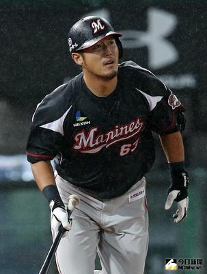 青松敬鎔奪MVP（2） 中華職棒Lamigo桃猿隊與日本職棒羅德隊2日在桃園球場進行「桃園最強-台日職棒挑戰賽」最終戰，羅德青松敬鎔單場敲出4支安打，包含1支全壘打，打下3分打點，獲得單場MVP。中央社記者張新偉攝  103年11月2日