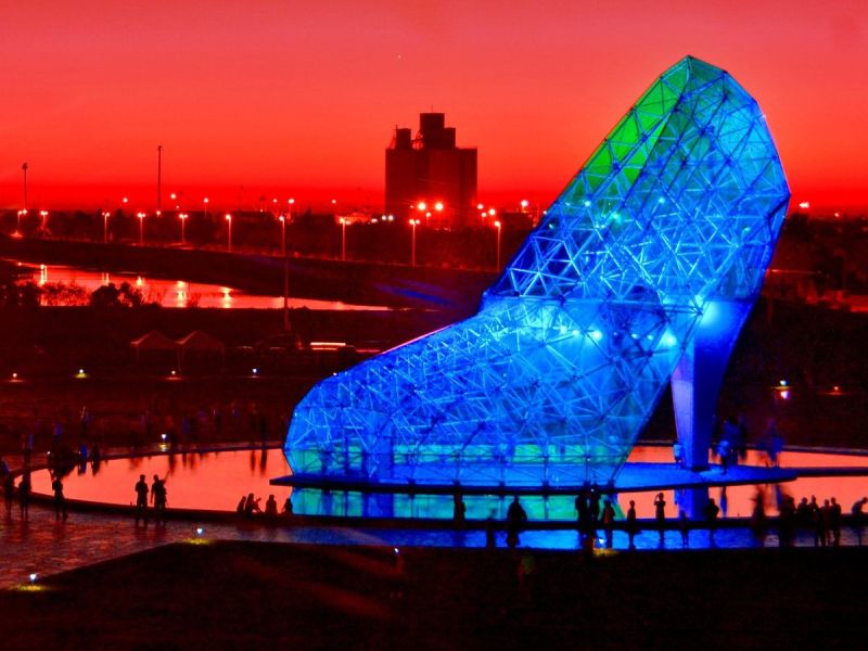 嘉義布袋的高跟鞋教堂是雲管處轄內最受歡迎的景點，點燈後的夜景更是迷人。