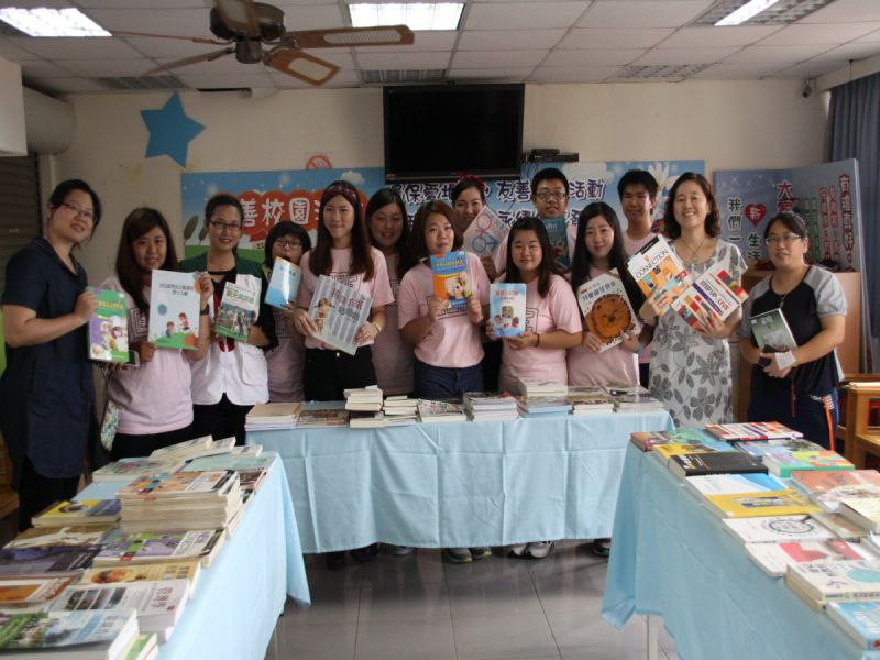 為幫助北台南家扶中心弱勢家庭，台首大幼教系系學會發起「非捐Book」二手書義賣活動，獲得莫大的迴響。