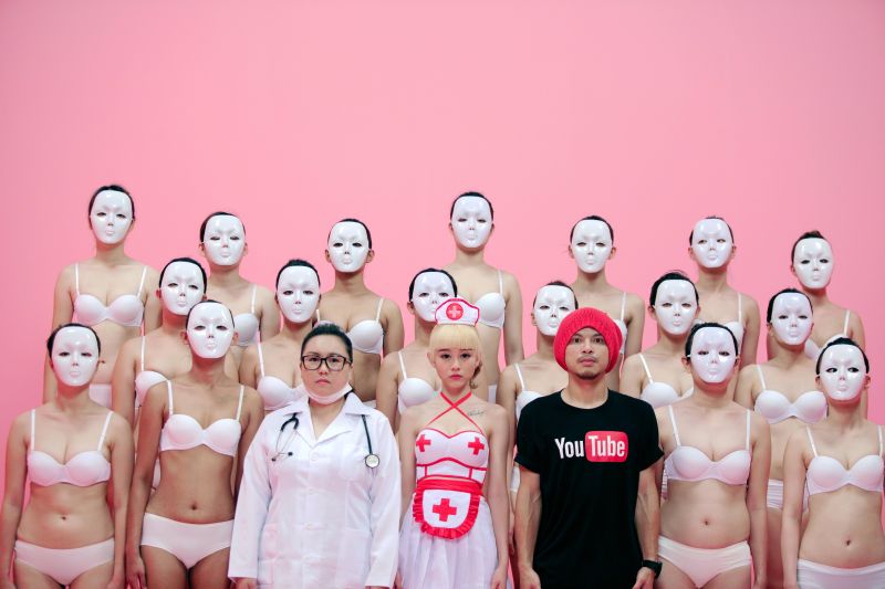 ▲何念兹（中）新歌MV除了提醒女生要定期自我觸診乳房，同時也提醒男生要注意睪丸健康。（圖／RED PEOPLE提供，2016.10.26）