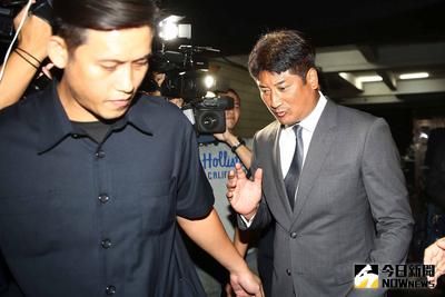 特偵組偵辦中信金案，26日上午以被告身分傳喚中信金實際負責人辜仲諒（右）到案，晚間6時許將他請回。外傳他與辜家大總管吳豐富當庭對質，辜仲諒僅回應「有誤解說明就好」，便搭車離去。中央社記者游凱翔攝　105年9月26日