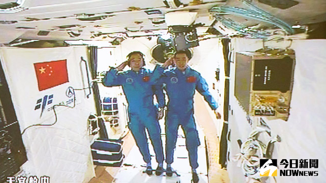 ▲神舟11號太空船順利對接「天宮2號」太空站，2名太空人在直播攝影機前向航天中心行舉手禮致意。（圖／翻攝自新華網）