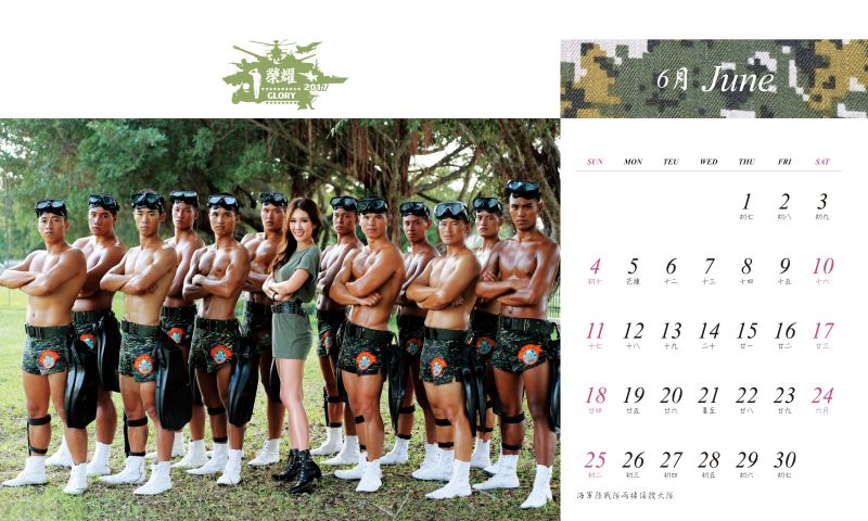 ▲國防部首次與長榮航空空服員合作，邀請12位空姐與國軍精英合影，製作2017年份「愛心年曆」。（圖／國防部提供）