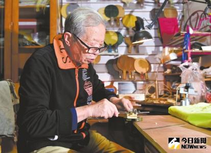 八旬大爺自製乒乓球拍，製作需上百道工序，獲兩項專利。