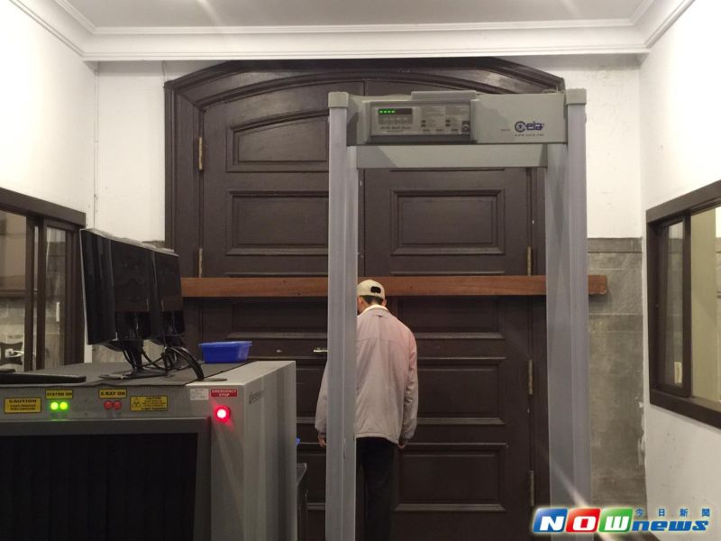 ▲太極門成員今(19)日傍晚闖入總統府後門，總統府一、二、三、四號門都緊急栓上木栓，以防衛總統府安全。（圖／記者林人芳攝，2016.12.19）