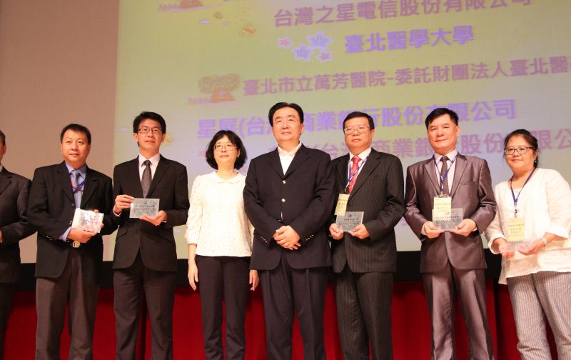 ▲台灣之星響應政府綠色採購政策，10月12日獲台北市政府環保局「105年度績優綠色採購企業」肯定，此為台灣之星連續第三年獲獎。（圖／公關照片）