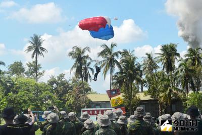 為推展全民國防教育，陸軍航特部空降訓練中心舉辦傘訓特戰營，招訓學員304名體驗跳傘訓練。神龍小組21日進行高空跳傘操演，讓學員們嘆為觀止。中央社記者孫仲達攝 105年7月21日