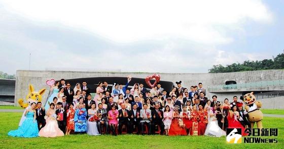 ▲2016日月潭婚禮「日月見證‧永結同心」，50對新人在日月潭向山遊客中心和貴賓們合照留念。