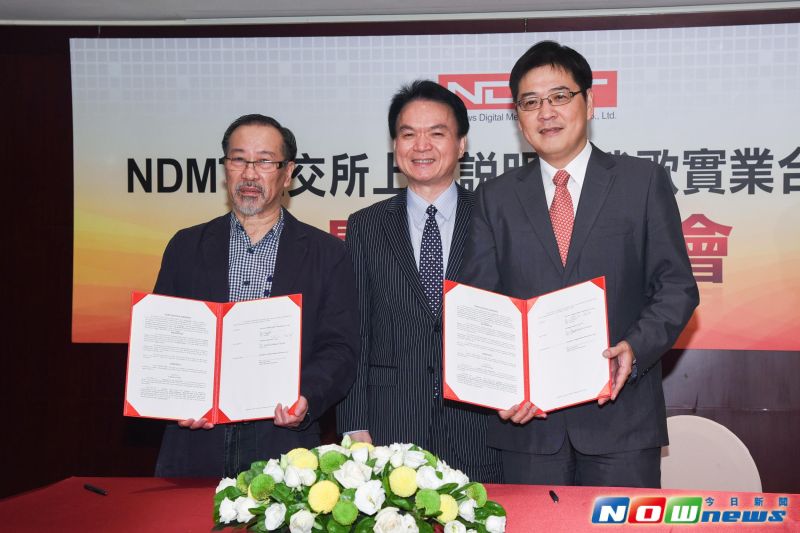 ▲美國上市公司NDMT宣布合併台灣伴唱系統始祖---我歌實業，我歌將成為NDMT的版權部門，看準中國大陸KTV歌曲播放著作權商機。圖左為我歌總經理楊騏、中為NDMT董事會主席陳金龍、右為NDMT總裁史碩偉。（圖／記者陳明安攝，2016.10.4）