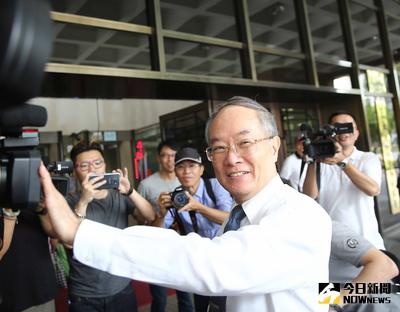 民國102年時特偵組指控當時立法院長王金平替民進黨立委柯建銘關說，卻扯出檢察官林秀濤遭監聽，林因此向檢察總長黃世銘（前）等4人提告求償，北院31日判決黃世銘賠償新台幣30萬元，其餘駁回。（資料照片）中央社記者游凱翔攝　105年10月31日