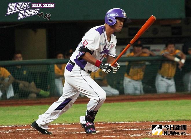 ▲張建銘3局下敲二壘打，打回犀牛第一分。（圖／義大犀牛提供）