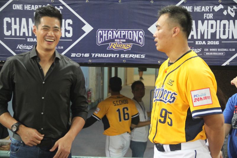 ▲陳偉殷現身球場、與鄭錡鴻相見歡。（圖／吳政紘攝）