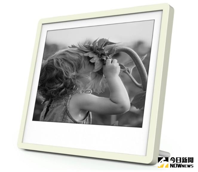 ▲元太科技與技嘉集團子公司曜嘉科技攜手合作，發表世界首創免插電的電子數位相框Pixer，讓使用者即使換了幾千張照片後，電力仍可維持長達半年至一年才需要充電。（圖／元太科技提供）