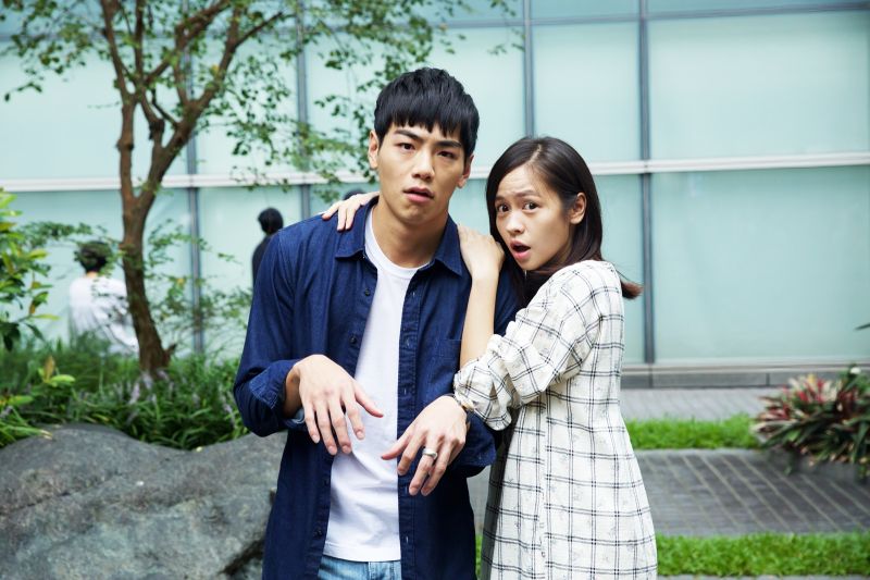 ▲布魯斯（左）、黃姵嘉搭檔演出電視電影《紅毛鬼上身》。（圖／緯來電影台提供，2016.10.13）