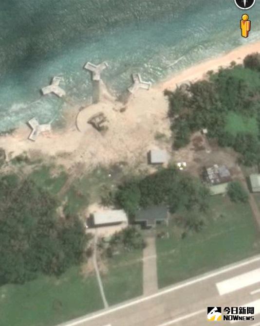 ▲知名衛星地圖程式「Google Earth」近日更新太平島衛星空照圖，島的西北側海岸出現多個神祕結構體。（圖／翻攝自Google Earth）