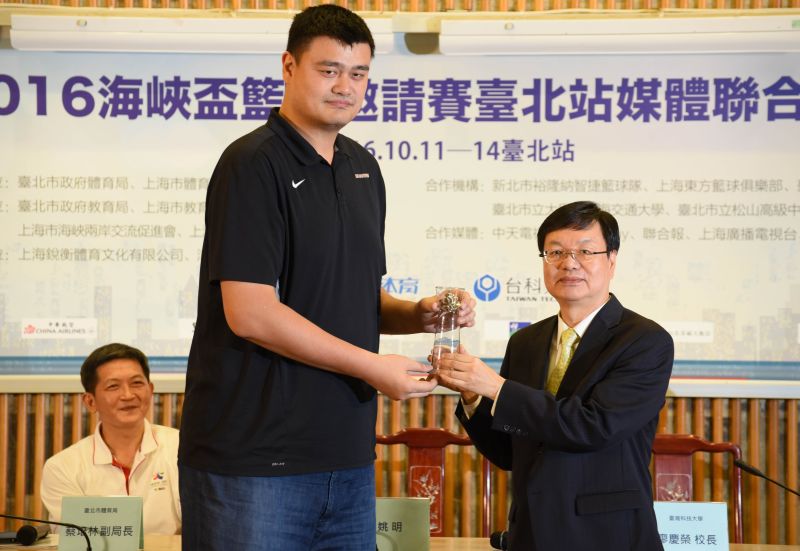 ▲科大校長致贈台科大同學設計的錫器作品給姚明。（圖／台科大提供）