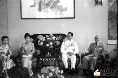 當今在位最久的君主泰國國王蒲美蓬13日去世，享壽88歲，震驚全球。西元1963年間6月間，泰國國王蒲美蓬（右2）曾與王后詩麗吉（左2）來台進行4天訪問，先總統蔣中正（右）及夫人蔣宋美齡（左）接見。（檔案照片）中央社　105年10月13日