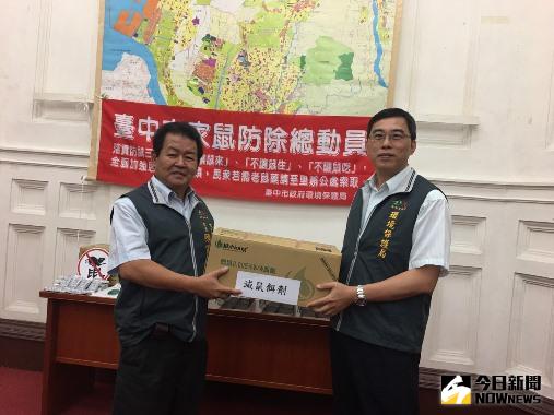 ▲圖說:台中市環保局將滅鼠餌劑發放到里辦公室，讓民眾領取。（記者賴淑禎攝）