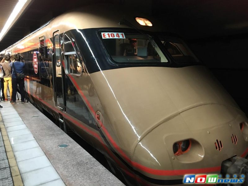 ▲台鐵局將一列自強號車身漆成「古銅金」，塗裝成日光詣SPACIA特快車，今(3)日起將在全台跑透透。（圖／記者王苡嫣攝 2016.10.03）