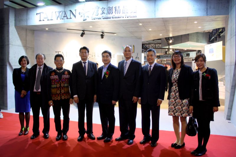 ▲台北市鄧家基副市長與北京市委趙玉金副秘書長一行人蒞臨臺灣文創精品館-觀看創作者故事主題展區。（圖／公關照片）