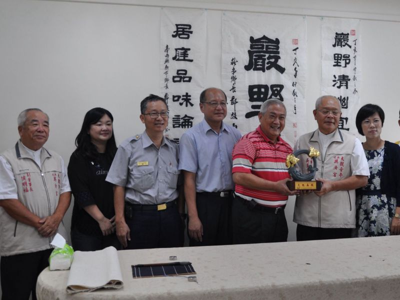 ▲鄭枝南(右3)墨寶展，濟宮董事長吳漢清(右2)、副董事長侯明福(左1)、北區謝振益區長(中)、人文課吳念恩課長(左2)、大光國小楊秀枝校長(右1)、五分局黃光榮分局長(左3)合照。