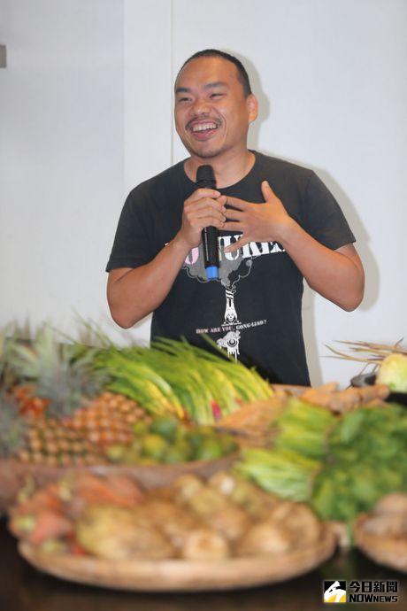 ▲台北市農產運銷公司遴選官派董事、248農學市集召集人楊儒門（圖），7日為推廣友善土地小農的作物及推動消費者品嚐食物原味，與學學文創攜手設立「學農FOOD飯廳」。中央社記者徐肇昌攝 104年4月7日