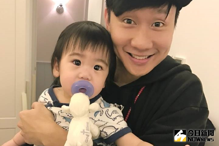 ▲林俊傑（後）參加林志穎慶生會時，被誇獎抱小孩的手勢相當專業，頻被追問「哪時候自己生？」。（圖／翻攝自林俊傑微博，2016.10.18）