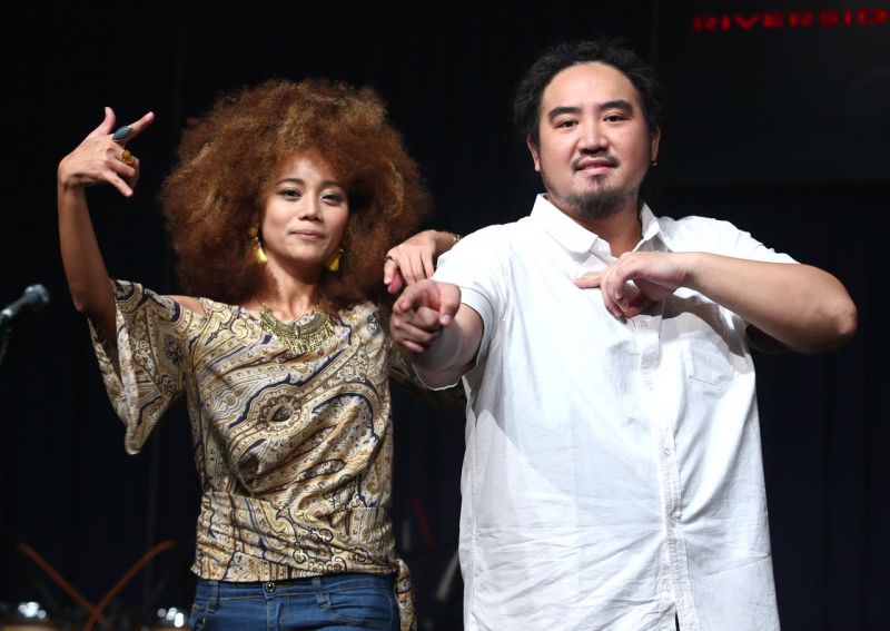 ▲阿爆（左）和MATZKA合唱專輯歌曲《vavayan 排灣女孩》。（圖／十一音像有限公司提供，2016.10.07）