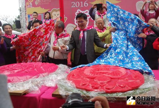 ▲台中東勢新丁粄節活動中，重逾百斤的大新丁粄，讓民眾大開眼界。〈圖／記者黃玿琮攝〉