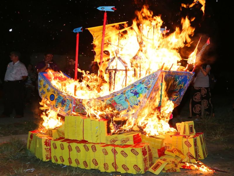 七股番仔塭阿立祖燒神紙船祭典，據說是為紀念先人在此處登陸，火化神船給海祖。