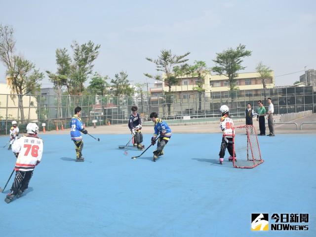 市議員吳敏濟爭取四百餘萬元經費，在大甲體育場開闢台中市第一座公立  直排輪曲棍球標準場地。二十日一群球員在現場切磋排輪曲棍球技術，預  料屆後將有所發展。記者陳榮  昌／攝