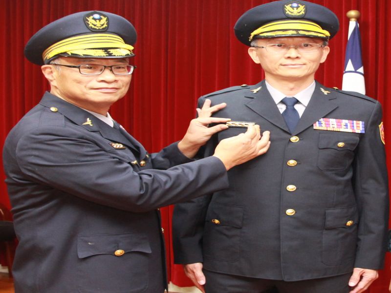 台南市政府警察局第五分局副分局長陳盈溪等34位員警陞職，由市警局長黃宗仁予於授階。