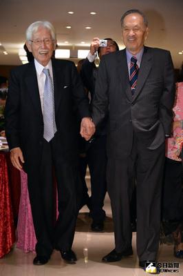 新台灣國策智庫創辦人辜寬敏（左）90歲壽宴15日晚間在台北舉行，辜寬敏與好友彭明敏（右）一起牽手步入會場。中央社記者孫仲達攝　104年10月15日