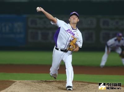 中華職棒總冠軍戰第4戰26日在桃園球場舉行，義大犀牛派出本土投手黃亦志（圖）擔任先發投手，主投5局失1分。中央社記者張新偉攝　105年10月26日