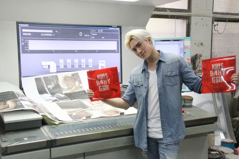 ▲沈建宏充當印刷廠一日員工，包裝自己的台版迷你專輯。（圖／達騰娛樂提供，2016.10.25）