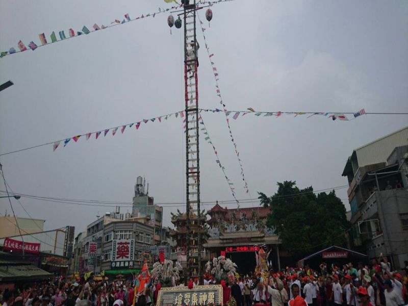 台南市將軍區漚汪文衡殿舉行登刀梯閱籙大典，嗣漢天師門下弟子吳孟峰順利完成登36層刀梯晉升道長儀式，吸引上千民眾圍觀。