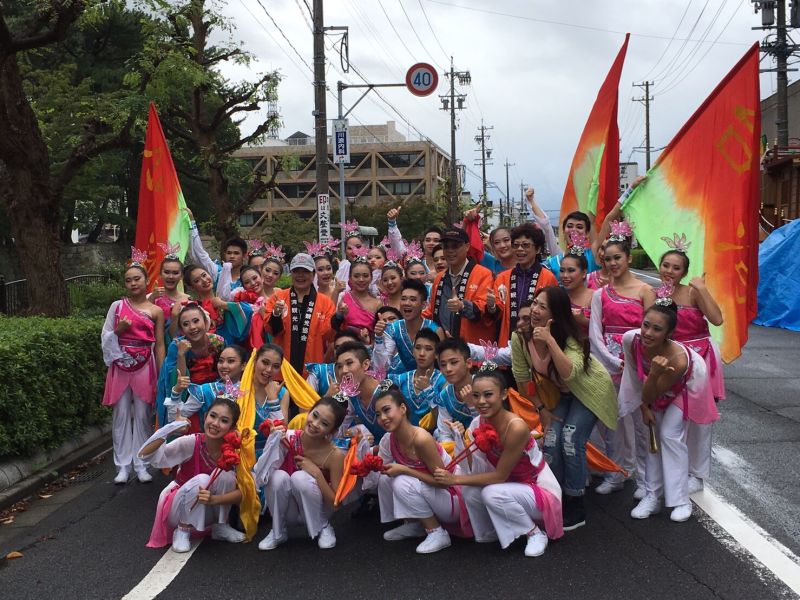 ▲觀光局局長周永暉、台灣觀光協會會長賴瑟珍，帶領華岡藝校舞蹈班學生前往「津祭․安濃津YOSAKOI祭」展現台灣的熱情與活力。（圖／觀光局）