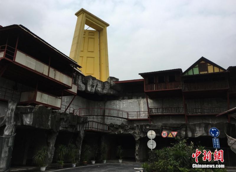 重慶樓頂立巨門，被戲稱「上帝之門」。