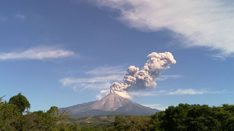 ▲墨西哥西部的科利馬火山驚傳爆發，當局緊急撤離居民。（圖／達志影像／美聯社）