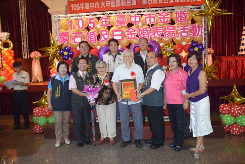 台中市大甲區各界二十一日假禧宴樓餐廳，慶祝金、鑽及白金婚一百九  十六對，由於是喜事盛會，多位不良於行的長輩仍堅持齊走紅毯追憶，並  與各界賀客拍照留念。記者陳榮昌／攝