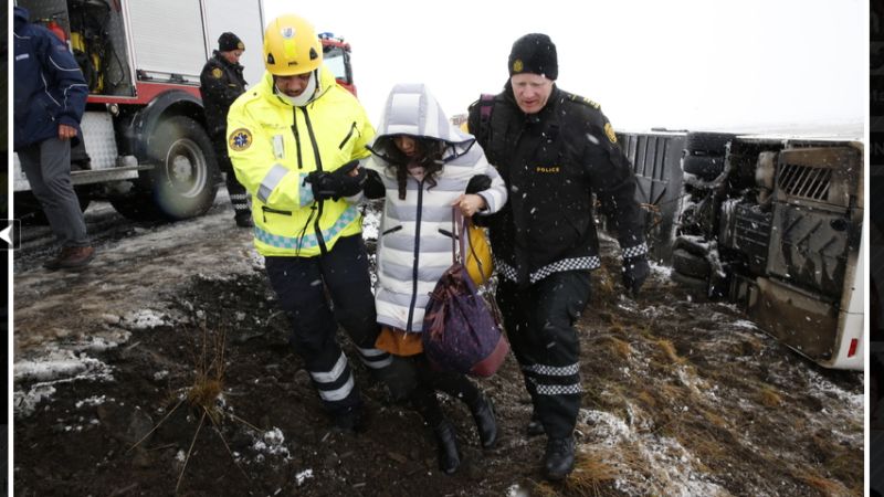 ▲冰島遊覽車驚傳翻覆，多為華人及台灣旅客，現已送往救治。（圖／翻攝自Iceland Monitor.mbl.is/Júlíus 新聞網站）
