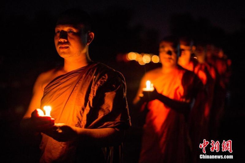 雲南傣族點燈節，僧人燃燭祈福。