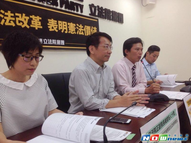 ▲時代力量立委黃國昌今日強調，勞動部長郭芳煜對「七休一」函釋應更有擔當，若此函釋往後被法院宣告違法的話，就應該辭去部長一職。（圖／記者陳彥驊攝,2016.10.03）