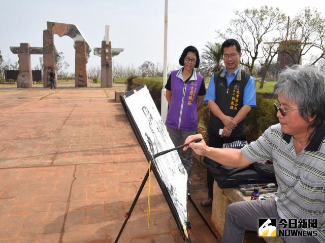 桃園市楊梅區快速寫生畫家游善富六日受大甲、大安區長邀請，在鐵砧山  太陽之門及名鎮瀾宮作畫，因落筆快、主點清晰，顯示藝術家創作風範，  吸引民眾圍觀。記者陳榮昌／攝