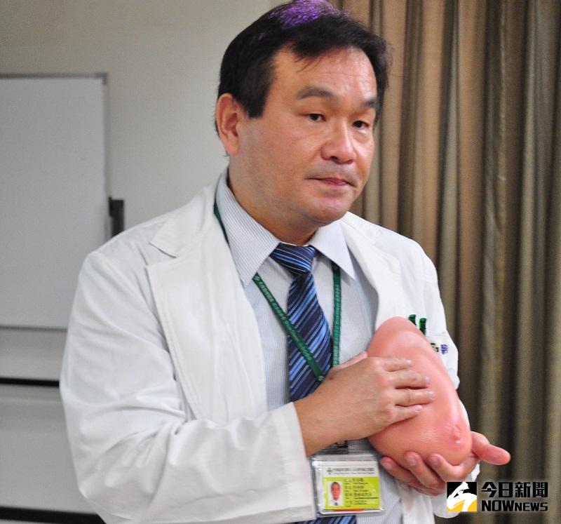 ▲彰濱秀傳醫院副院長李岳聰，提醒女性朋友們重視定期超音波或乳房攝影檢查，發現乳部有硬塊，應該勇敢接受治療，以免耽誤治癒機會。（圖／彰濱秀傳醫院提供）